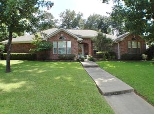 300 Shadow Wood Dr, Palestine, TX 75801