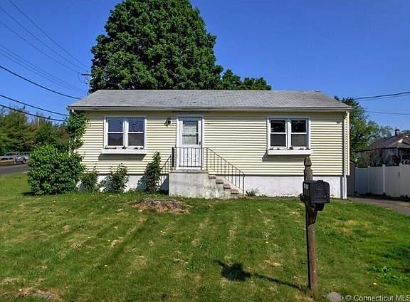 Situated on corner lot close to Route 1 & University of New Haven!