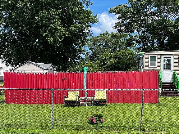 Fence around pool
