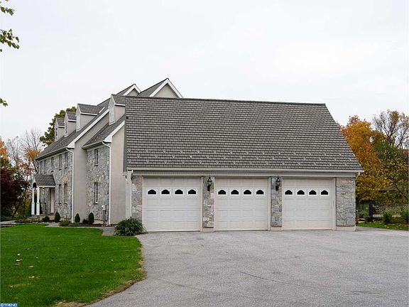 2nd image of 809 Oakwood Dr
