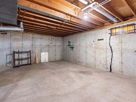 4th image of 410 Foster Ave