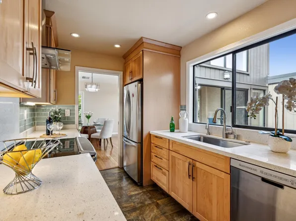 1083 Mangrove Ln, Alameda, CA 94502