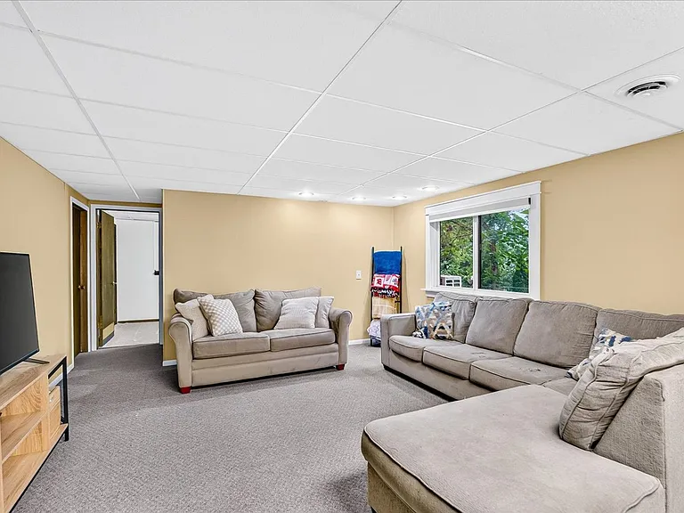 18 Cathy Ct — Photo 33