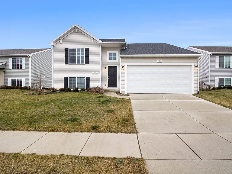 372 White Pine Ct — Photo 2
