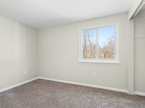 5th image of 22 Strasbourg Dr