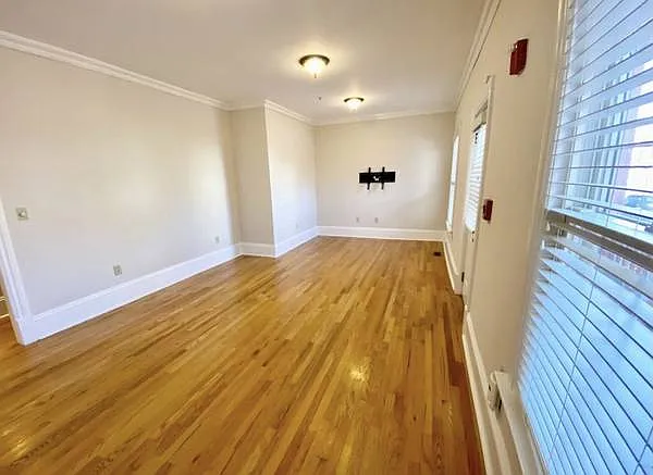 561 Broadway — Photo 10
