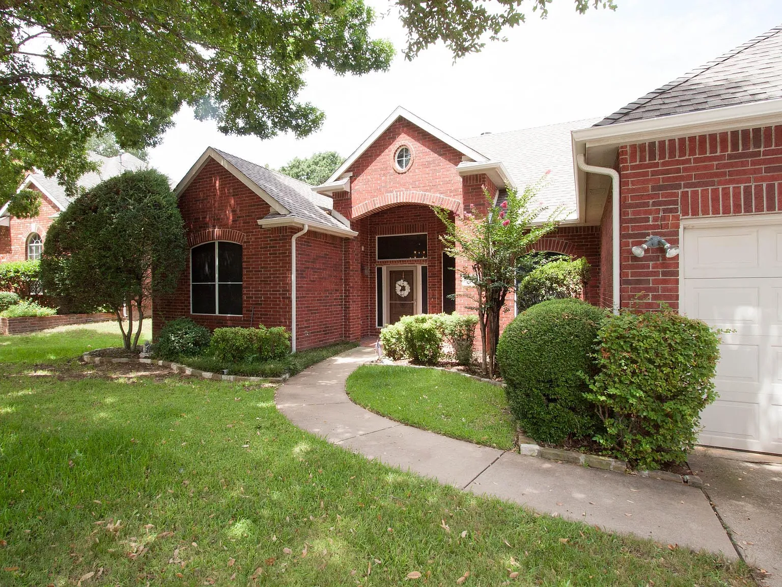 4 bed, 2288 sqft, $3,400 — Photo 2