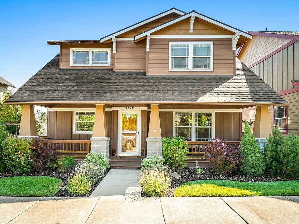 2742 NE Great Horned Pl