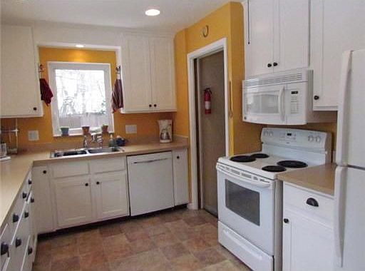 3rd image of 912 Sherman Ct