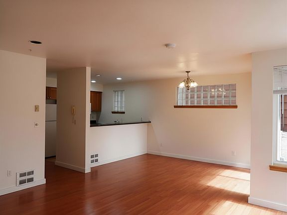 5th image of 3644 Woodland Park Ave N APT 3