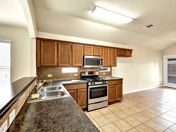 Kitchen with breakfast bar