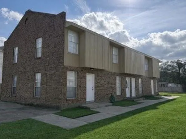 64 Carriage Ln, Destrehan, LA 70047