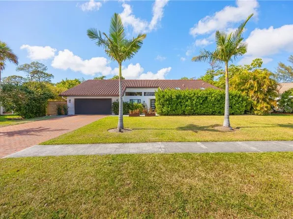 2323 Pine Woods CIR #13, NAPLES, FL 34105
