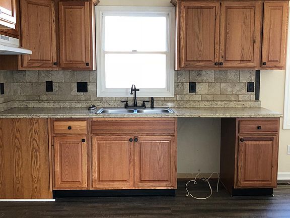 4th image of 4011 Jamestown Dr