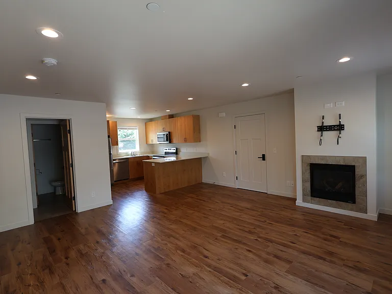 805 Donovan Ave — Photo 3
