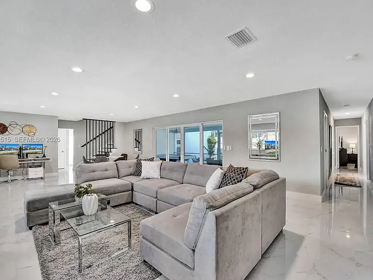 1241 Hollywood Blvd — Photo 15