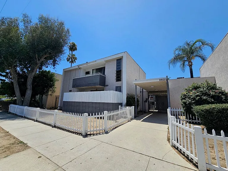 8601 BALBOA — Photo 3