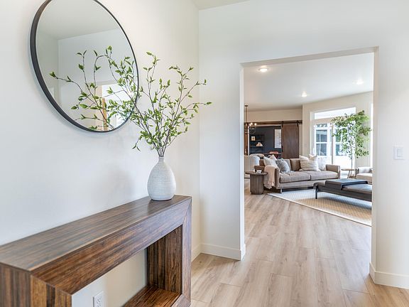 5th image of 662 Rania Way W
