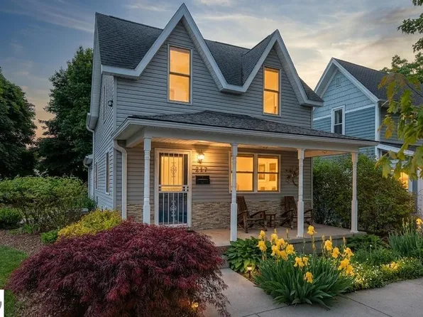 112 W Lincoln St, Charlevoix, MI 49720