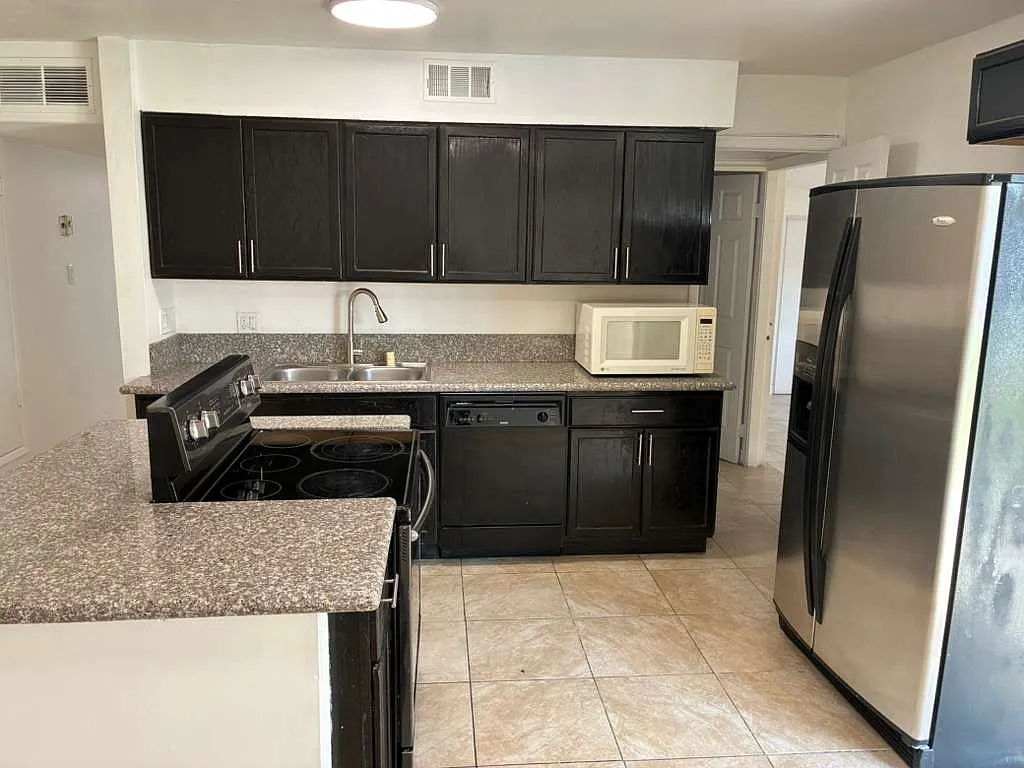 6121 Granada Cir — Photo 3