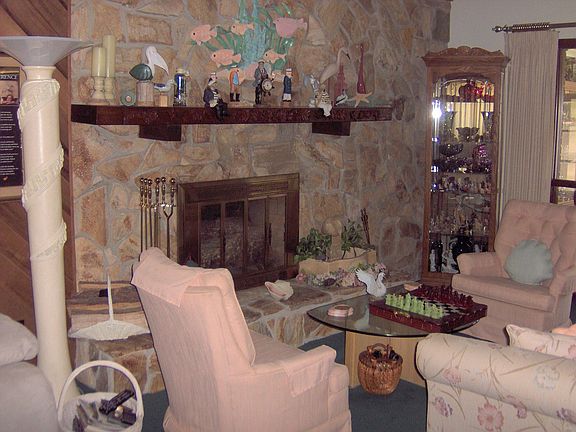 Conversation area w/fireplace