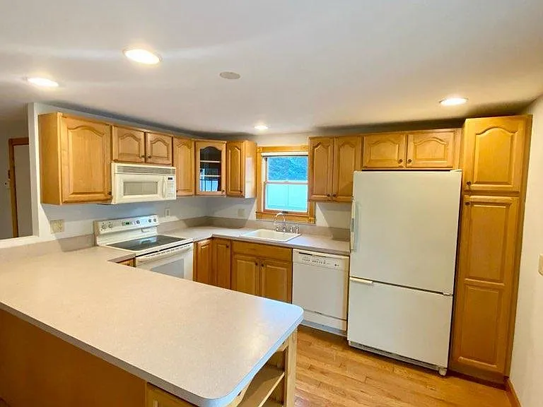 1630 Jefferson Ave — Photo 2
