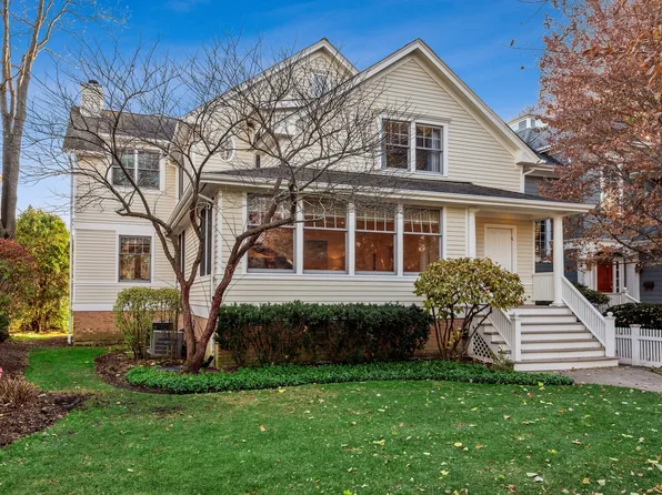 1092 Spruce St, Winnetka, IL 60093