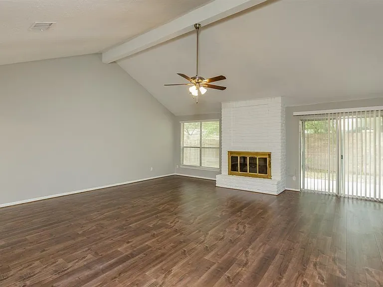 2715 Colony Dr — Photo 2