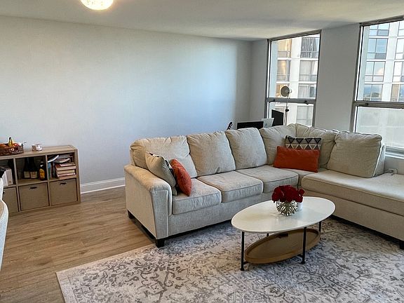 2nd image of 2626 N Lakeview Ave APT 1111
