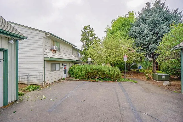 3 bed, 1.5 bath, 1260 sqft, $2,295 — Photo 2