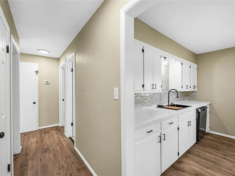 703 SE Sullivan Dr — Photo 8