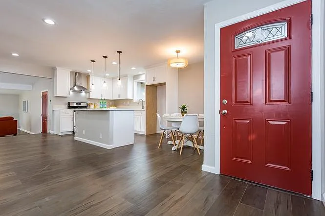 1610 Dupont Dr — Photo 4