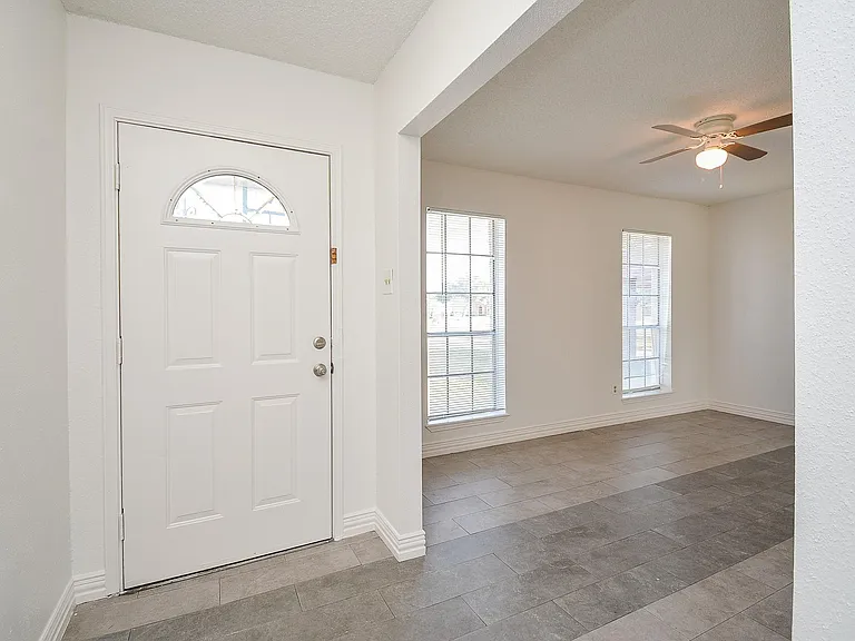 4906 E Orem Dr — Photo 2