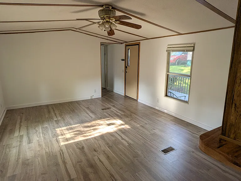 105 Wellington Dr — Photo 2