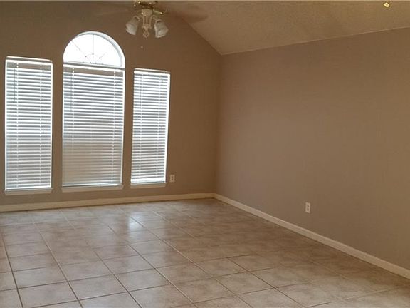 3rd image of 6036 Hillglen Dr