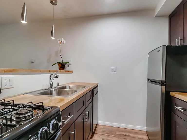1024 Turquoise St #L — Photo 10