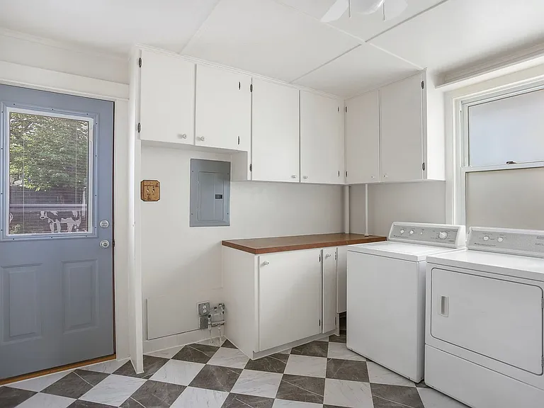 1190 Lakeview Dr — Photo 15