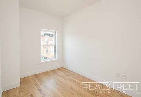 5th image of 290 Smith St #2
