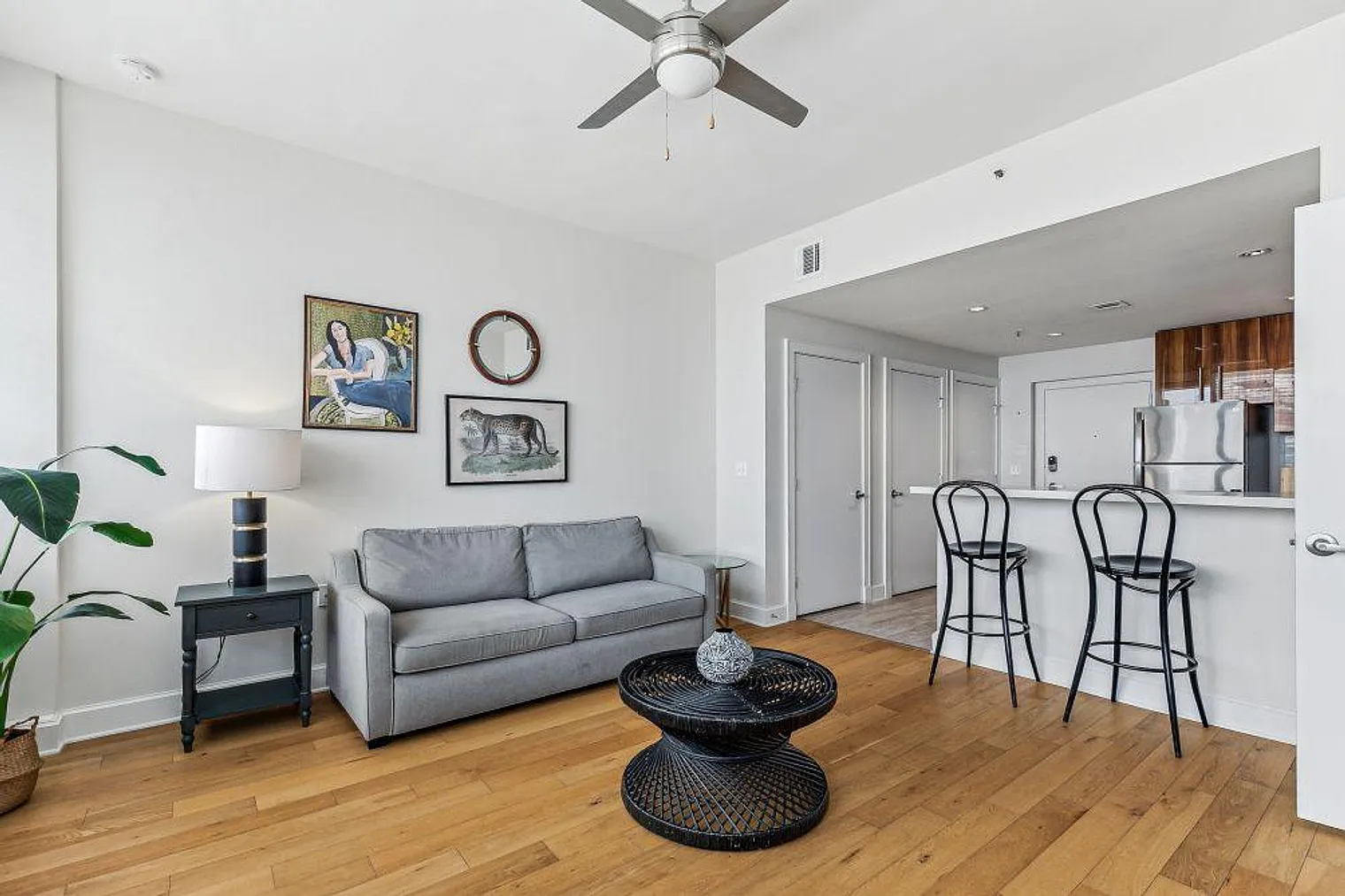 1 bed, 1.0 bath, 721 sqft, $4,336 — Photo 2