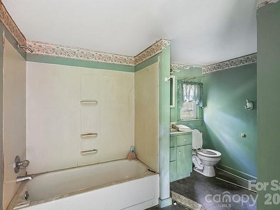 5th image of 225 Hackett St