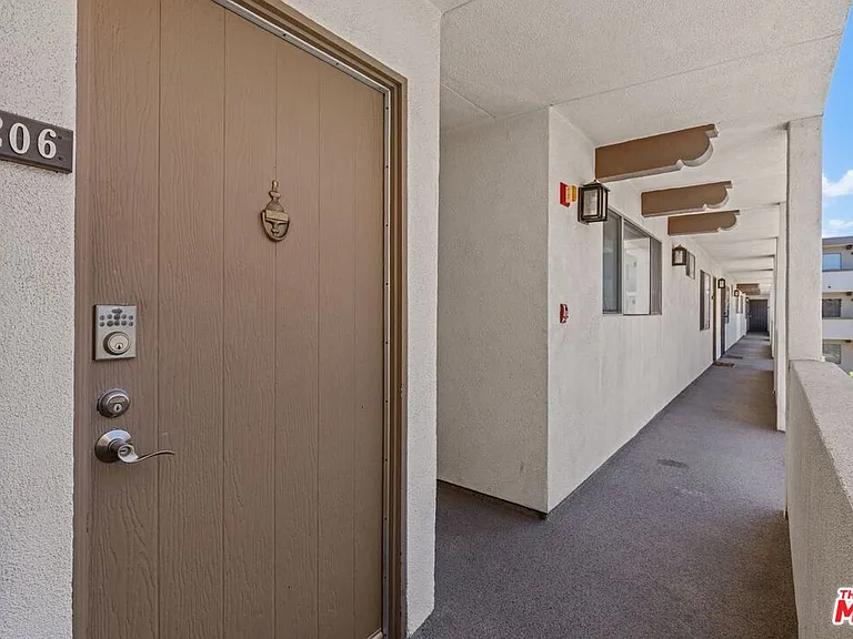 12801 Moorpark St #206 — Photo 24