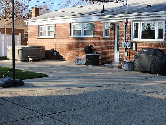 3rd image of 35537 Parkdale St