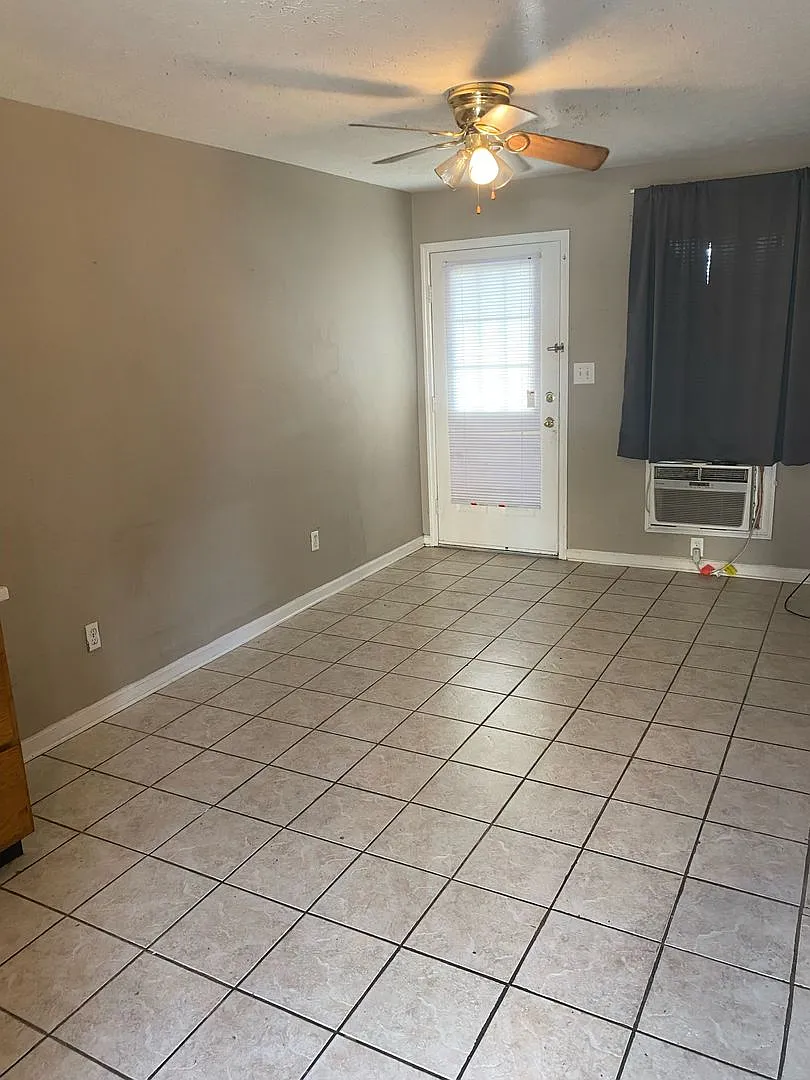 172 -G1- Courtyard Apartments — Photo 2