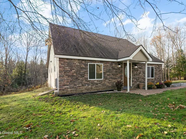 14 Stage Coach Rd, Sand Lake, NY 12153