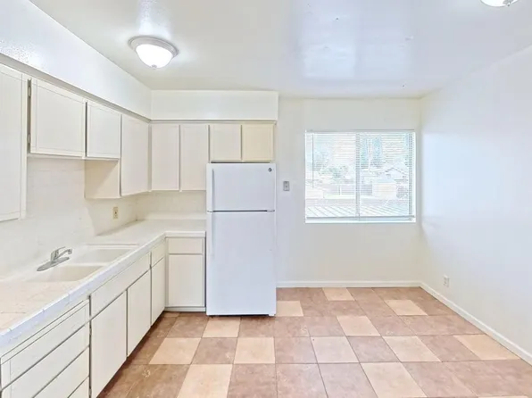 1215 Minnewawa Ave APT B, Clovis, CA 93612