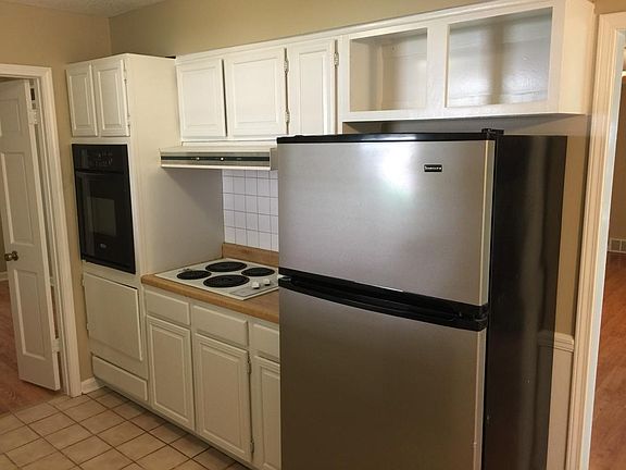 3rd image of 6052 Blue Springs Ave