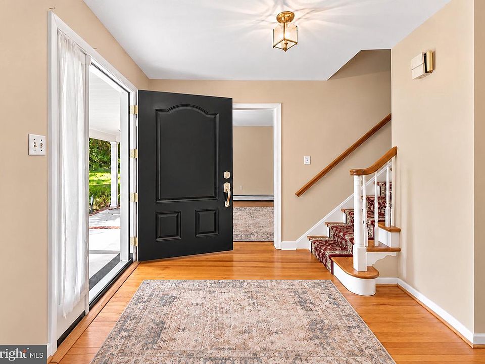 1st image of 990 Stevens Ln