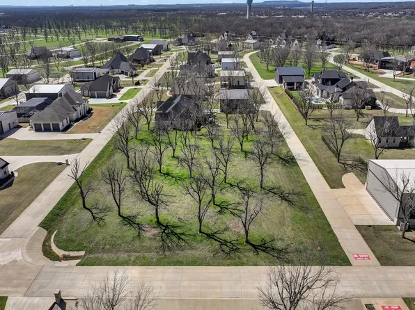 3013 Skyhawk Dr, Granbury, TX 76049