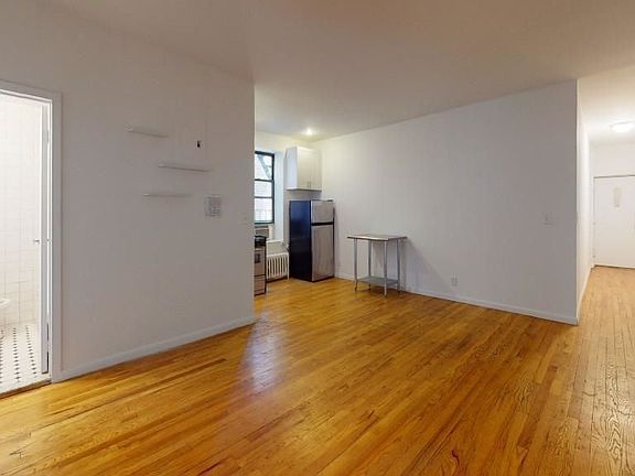 3rd image of 307 E 77th St #4