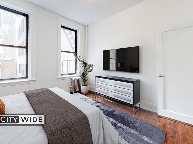 922 3rd Ave #4R — Photo 2